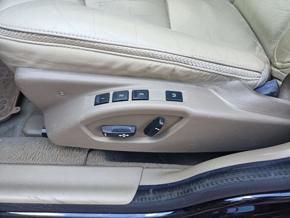 Zdjęcie przycisków sterowania fotelem kierowcy
