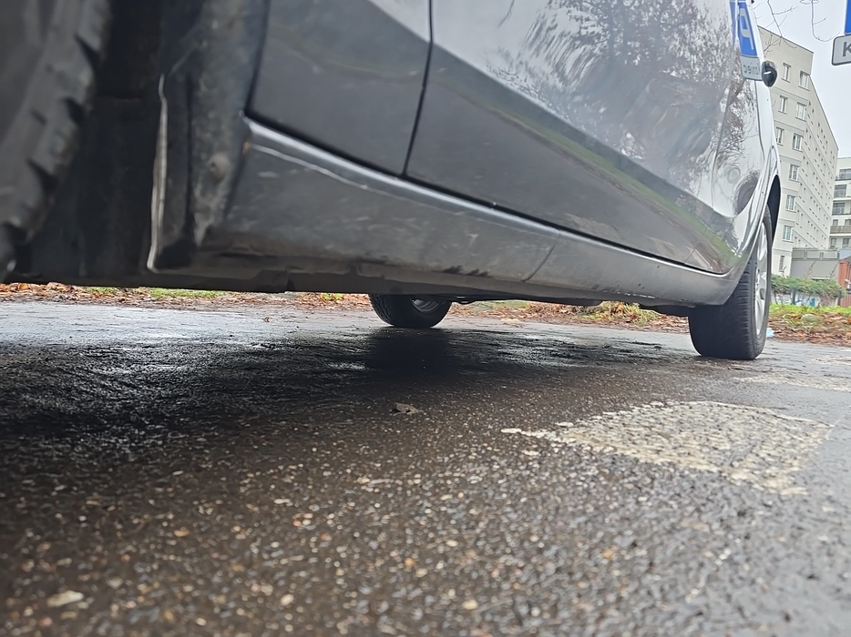 Zdjęcie progu przedniego lewego od dołu po przekątnej