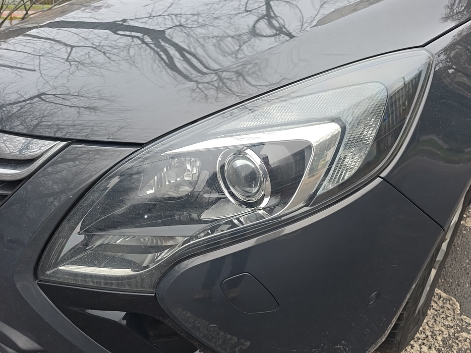 Zdjęcie oświetlenia przedniego i dolnego lewego