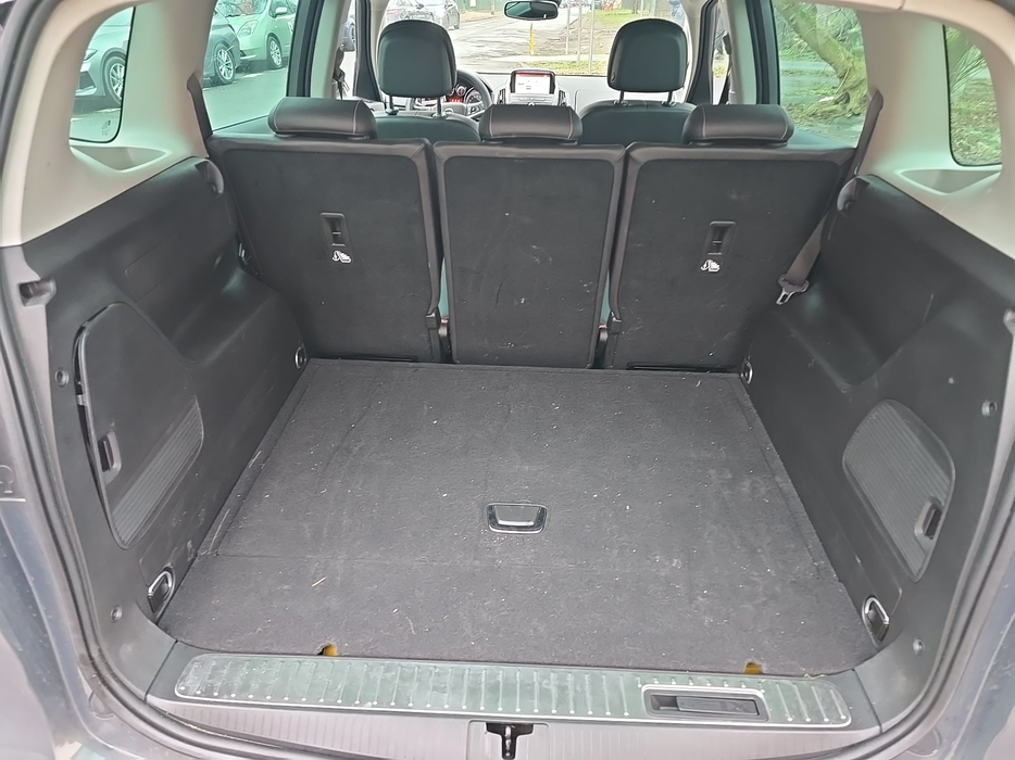 Zdjęcie przestrzeni bagażowej