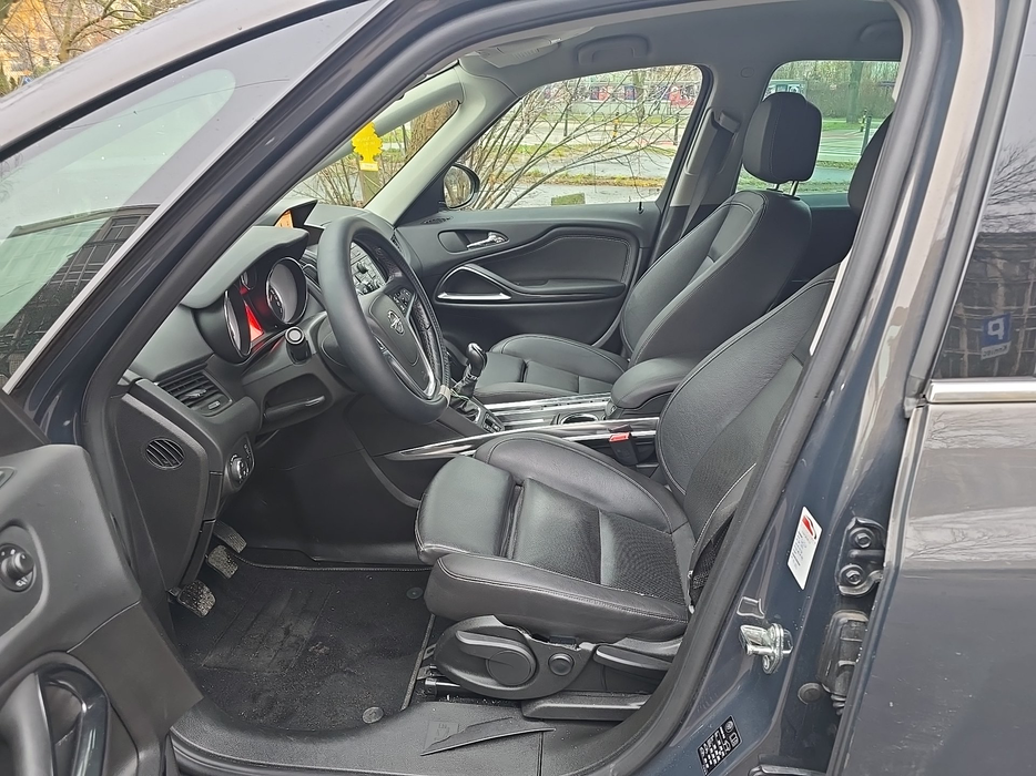 Zdjęcie wnętrza od kierowcy, przód