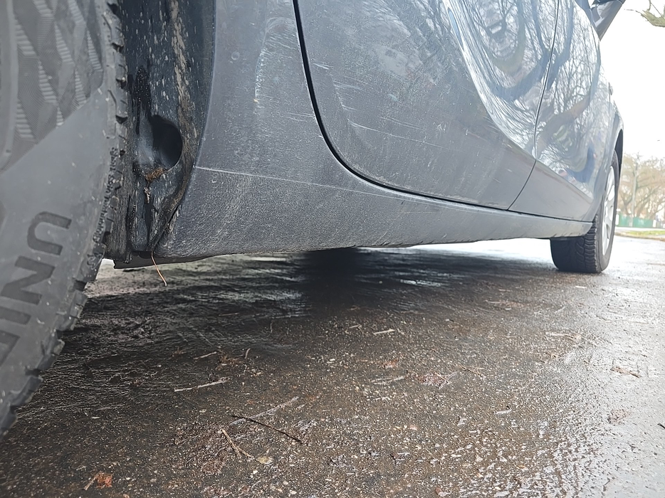 Zdjęcie progu tylnego prawego od dołu po przekątnej