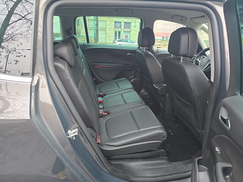 Zdjęcie wnętrza od pasażera, tył