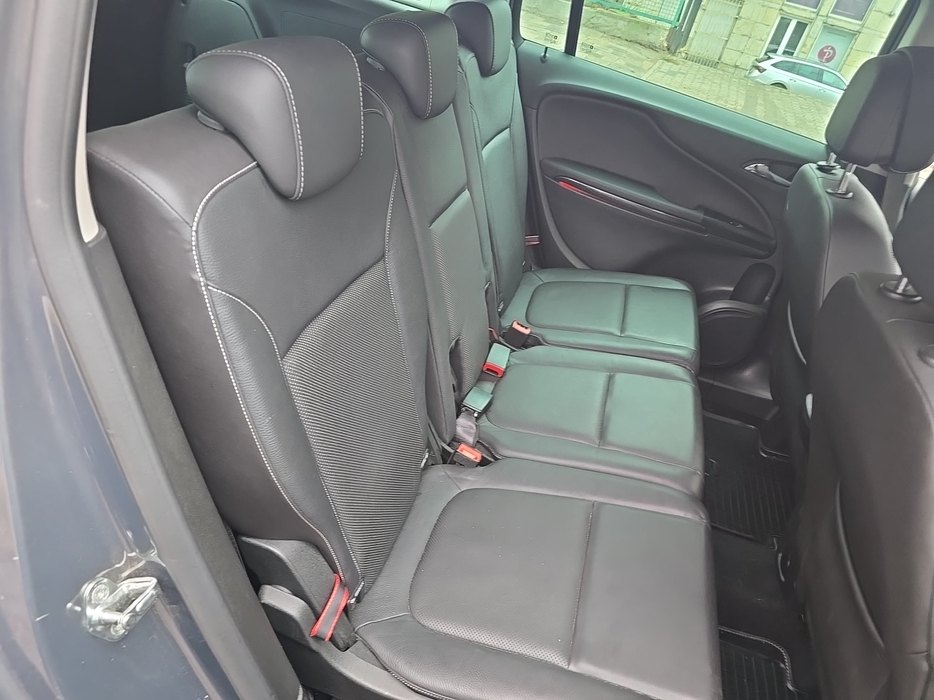 Zdjęcie kanapy tylnej z prawej strony