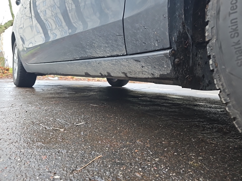 Zdjęcie progu przedniego prawego od dołu po przekątnej