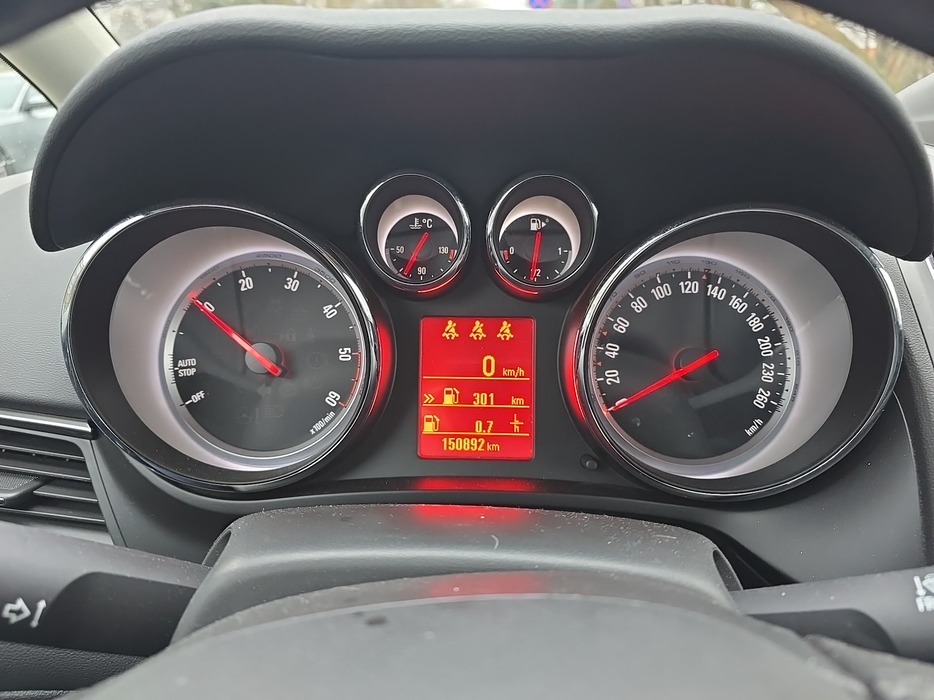 Zdjęcie zegarów i kontrolek po uruchomieniu silnika