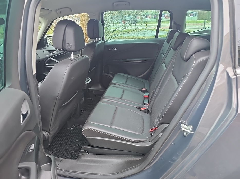 Zdjęcie wnętrza od kierowcy, tył