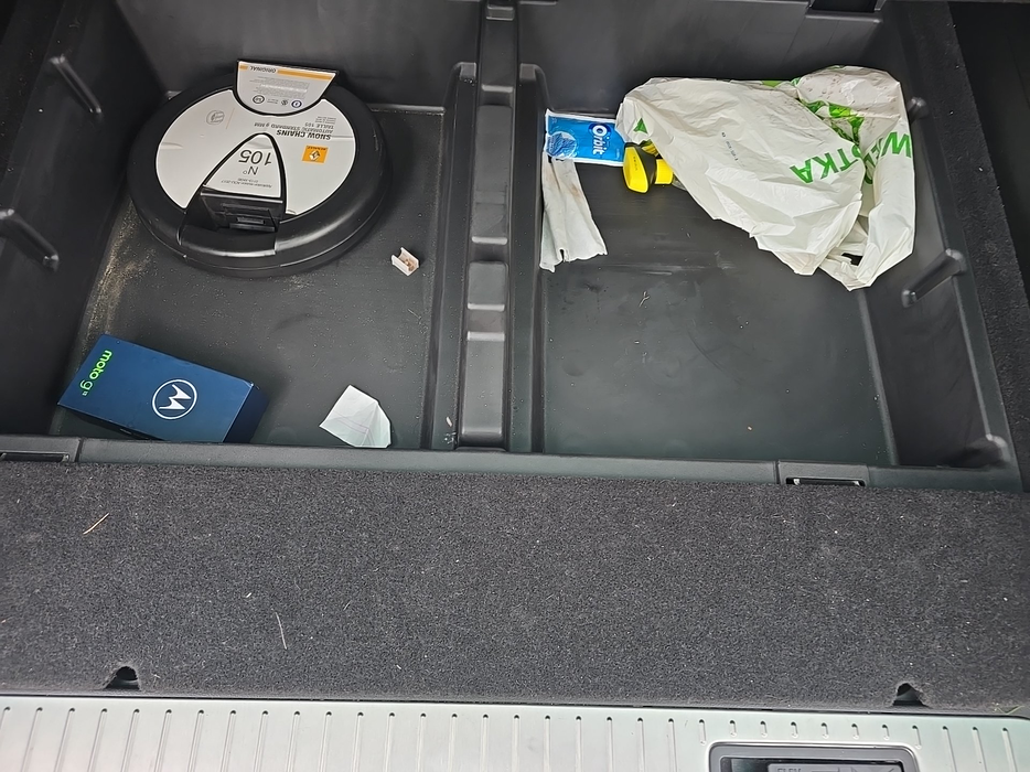 Zdjęcie przestrzeni pod wykładziną bagażnika