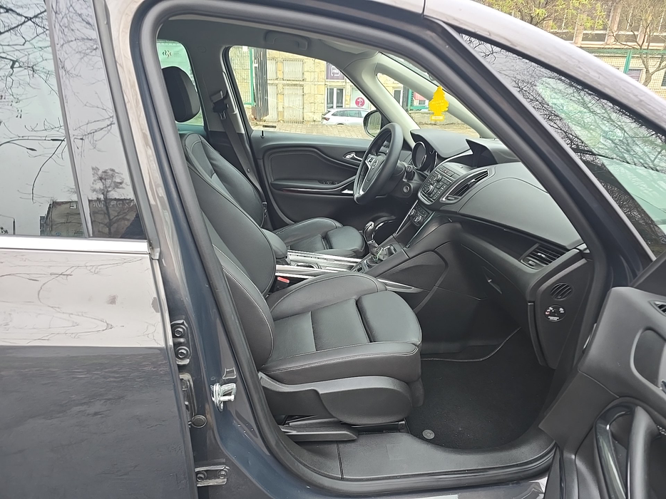 Zdjęcie wnętrza od pasażera, przód