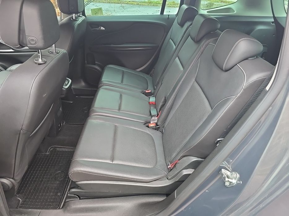 Zdjęcie kanapy tylnej z lewej strony