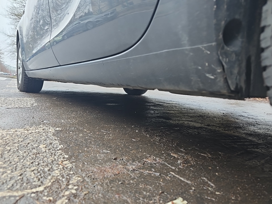 Zdjęcie progu tylnego lewego od dołu po przekątnej