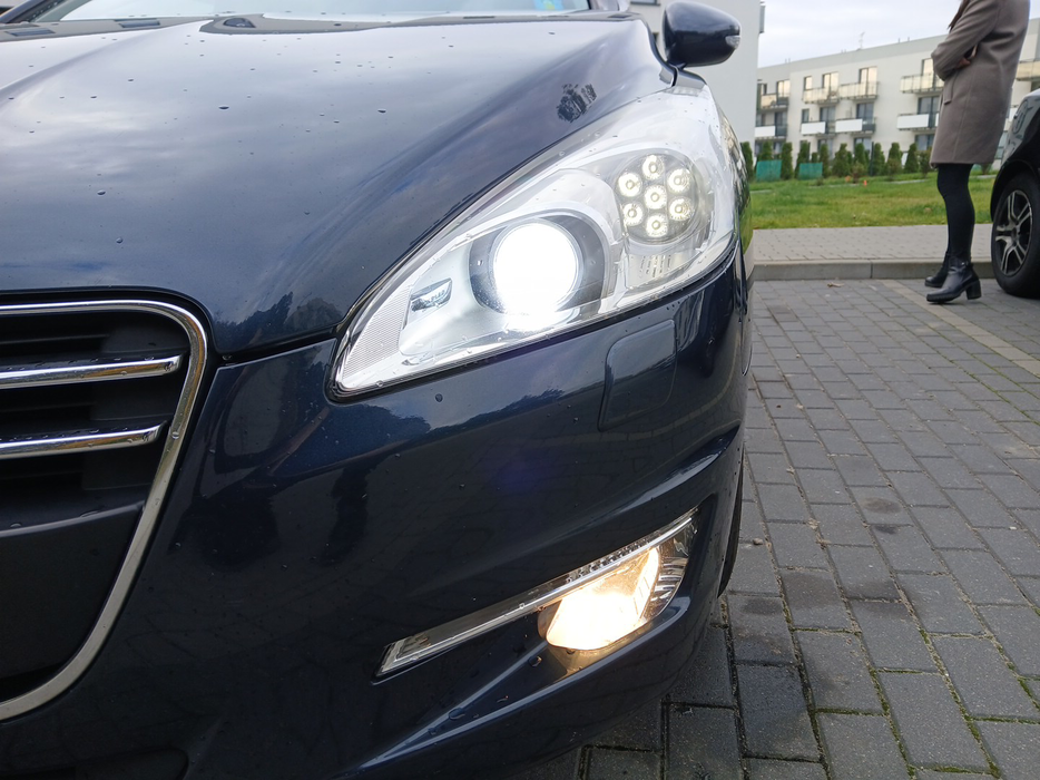 Zdjęcie oświetlenia przedniego i dolnego lewego