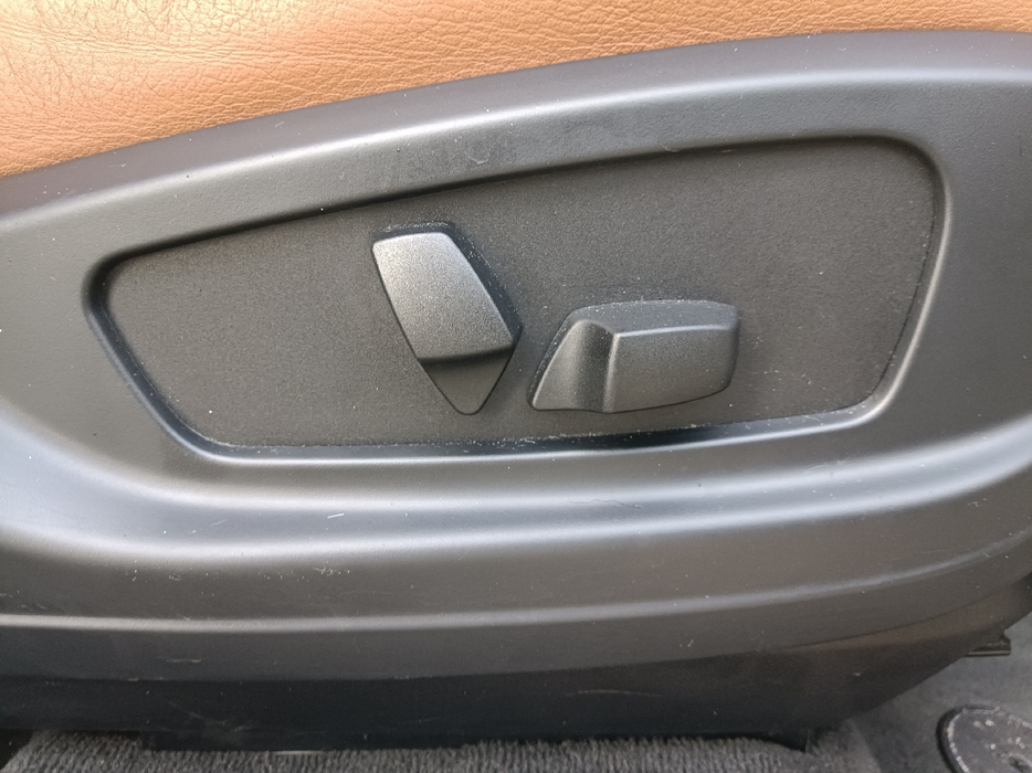 Zdjęcie przycisków sterowania fotelem pasażera
