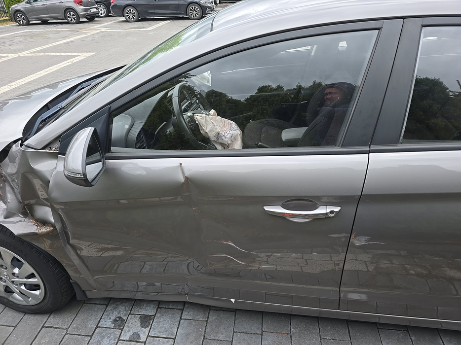 Zdjęcie drzwi przednich lewych wraz z szybą