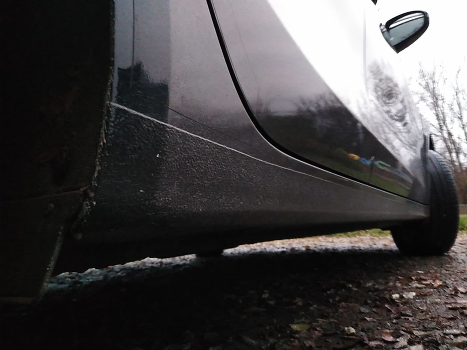 Zdjęcie progu tylnego prawego od dołu po przekątnej