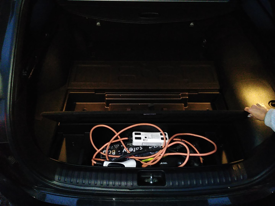 Zdjęcie przestrzeni pod wykładziną bagażnika