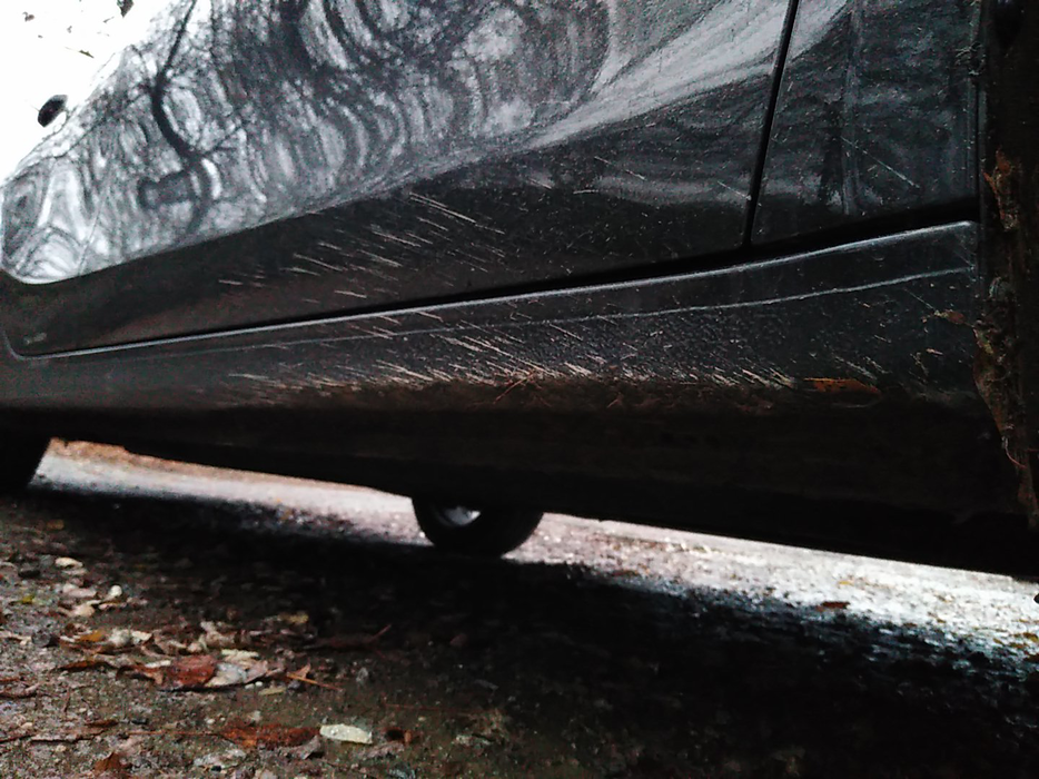 Zdjęcie progu przedniego prawego od dołu po przekątnej