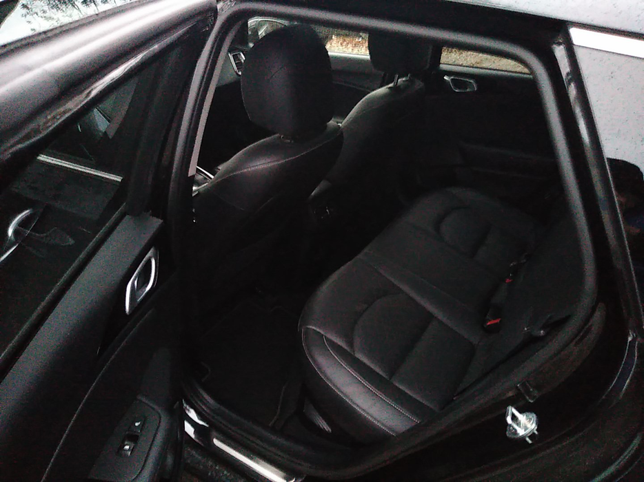 Zdjęcie wnętrza od kierowcy, tył