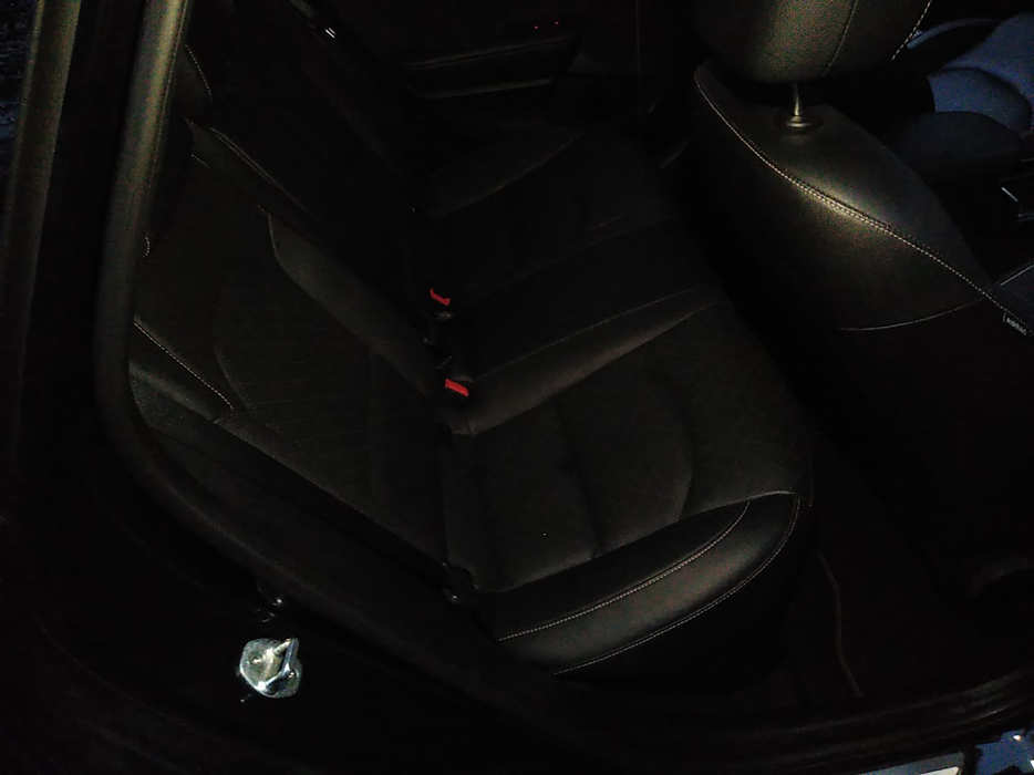 Zdjęcie kanapy tylnej z prawej strony