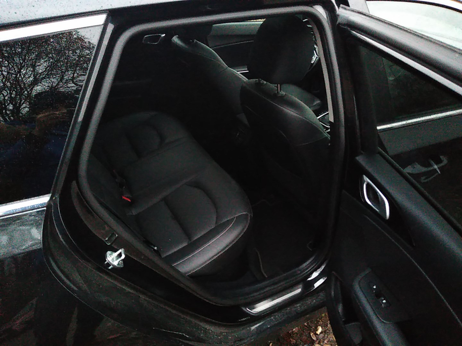 Zdjęcie wnętrza od pasażera, tył