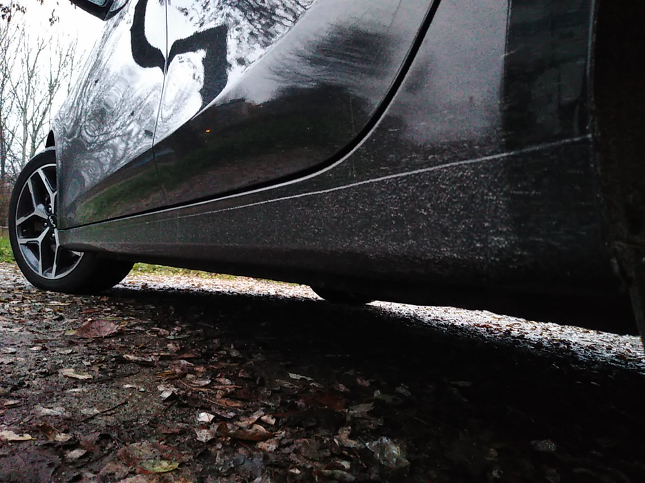 Zdjęcie progu tylnego lewego od dołu po przekątnej