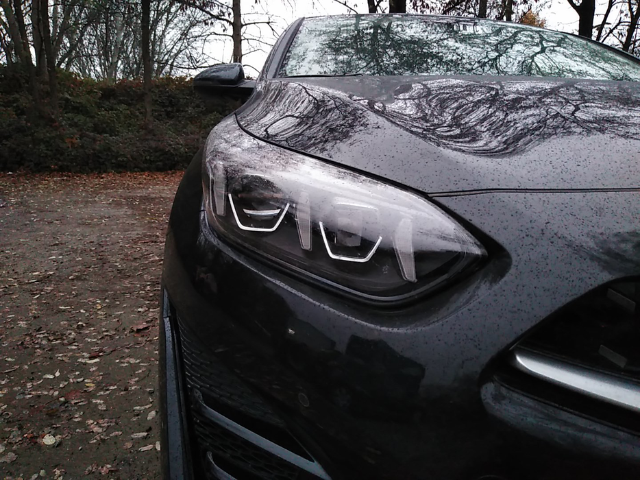 Zdjęcie oświetlenia przedniego i dolnego prawego