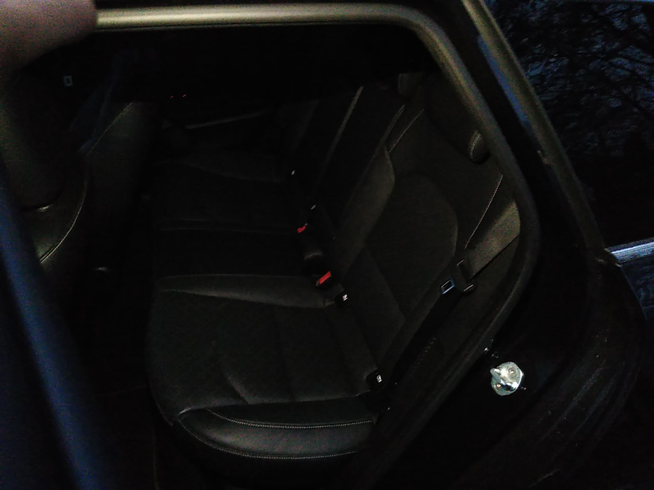 Zdjęcie kanapy tylnej z lewej strony