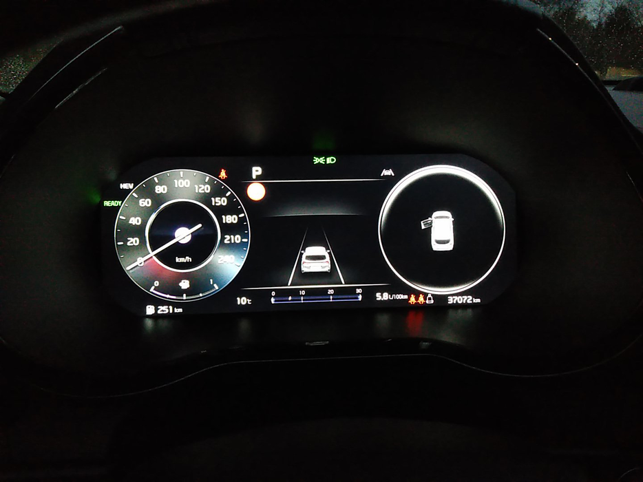 Zdjęcie zegarów i kontrolek po uruchomieniu silnika