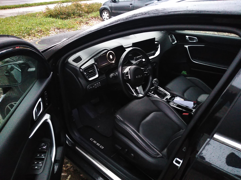 Zdjęcie wnętrza od kierowcy, przód