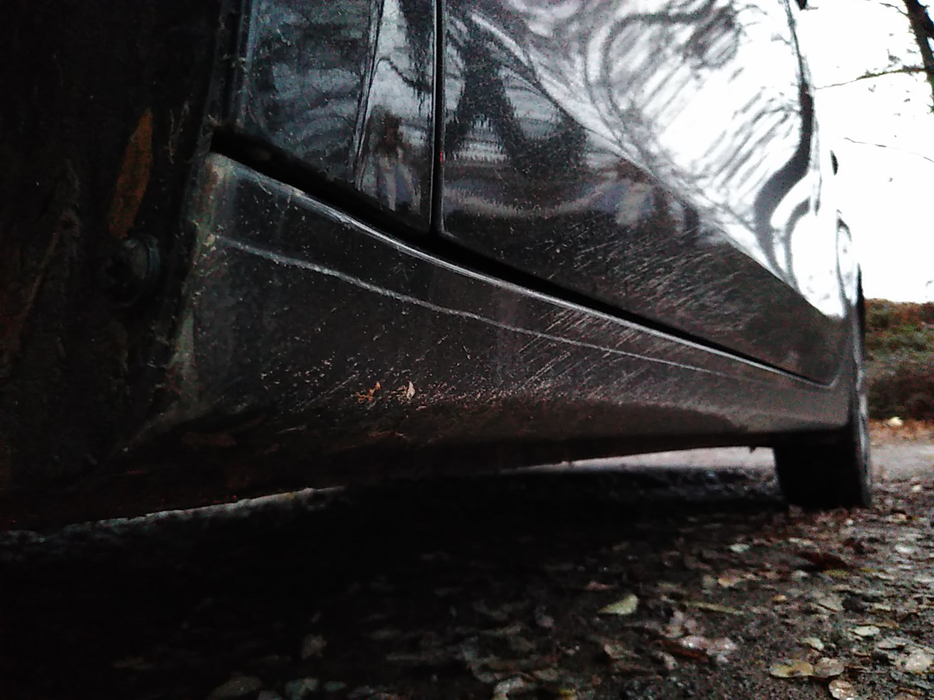 Zdjęcie progu przedniego lewego od dołu po przekątnej