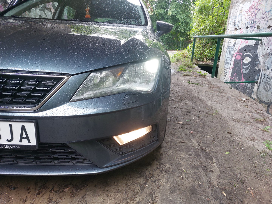 Zdjęcie oświetlenia przedniego i dolnego lewego