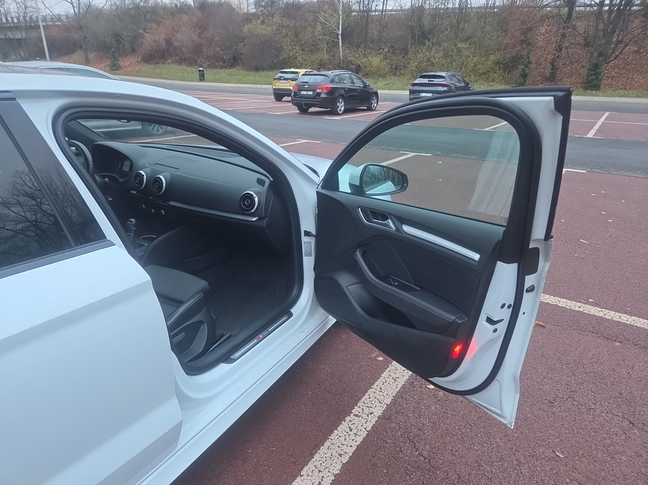 Zdjęcie wnętrza od pasażera, przód