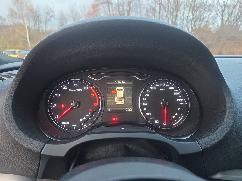 Zdjęcie zegarów i kontrolek po uruchomieniu silnika