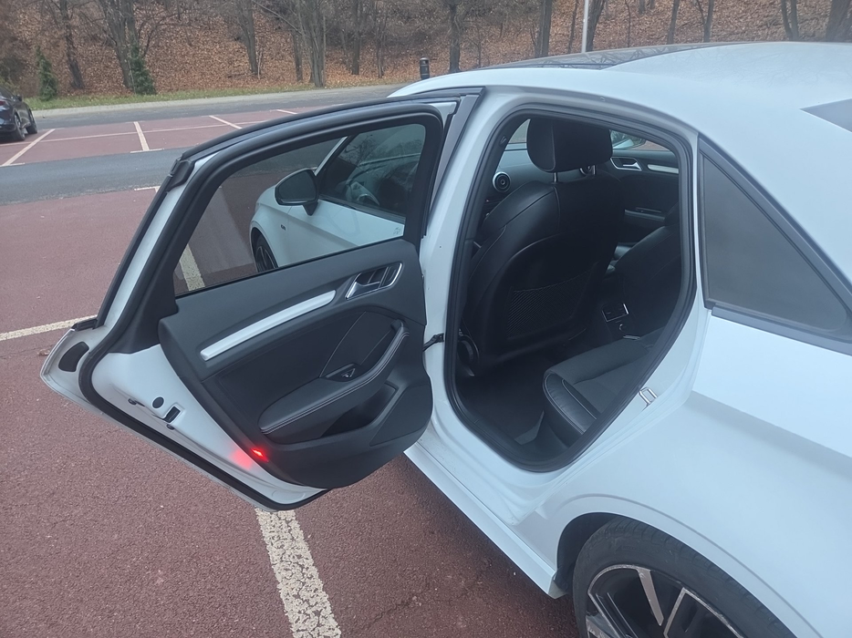 Zdjęcie wnętrza od kierowcy, tył