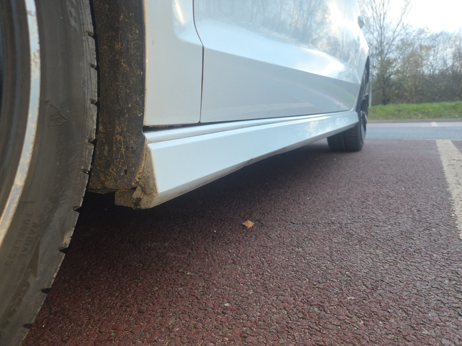 Zdjęcie progu przedniego lewego od dołu po przekątnej