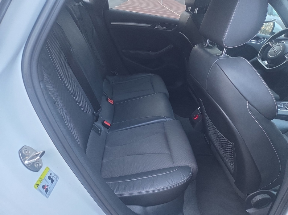 Zdjęcie kanapy tylnej z prawej strony