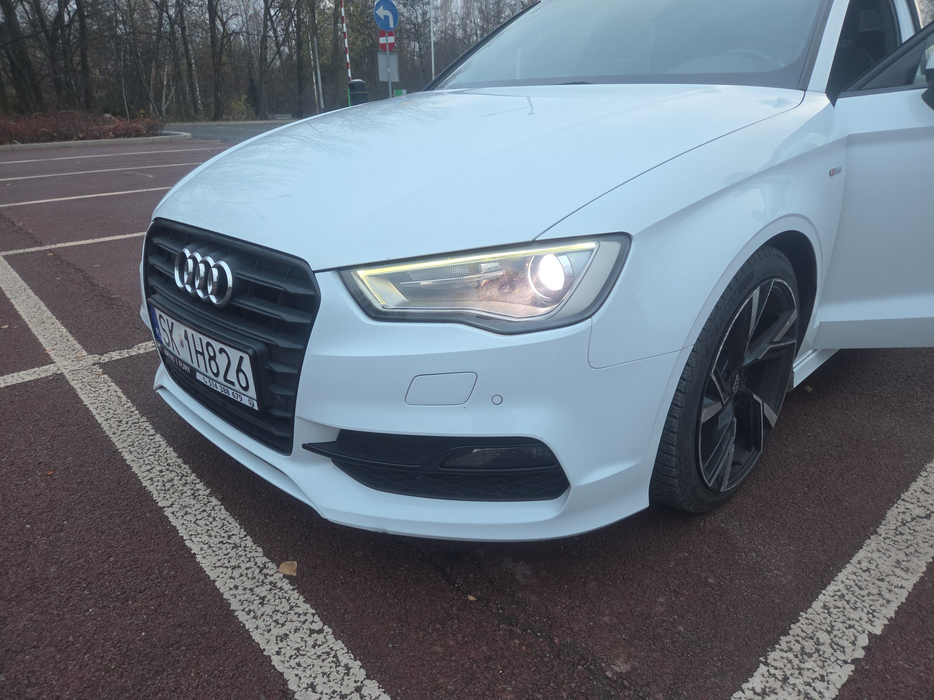 Zdjęcie oświetlenia przedniego i dolnego lewego