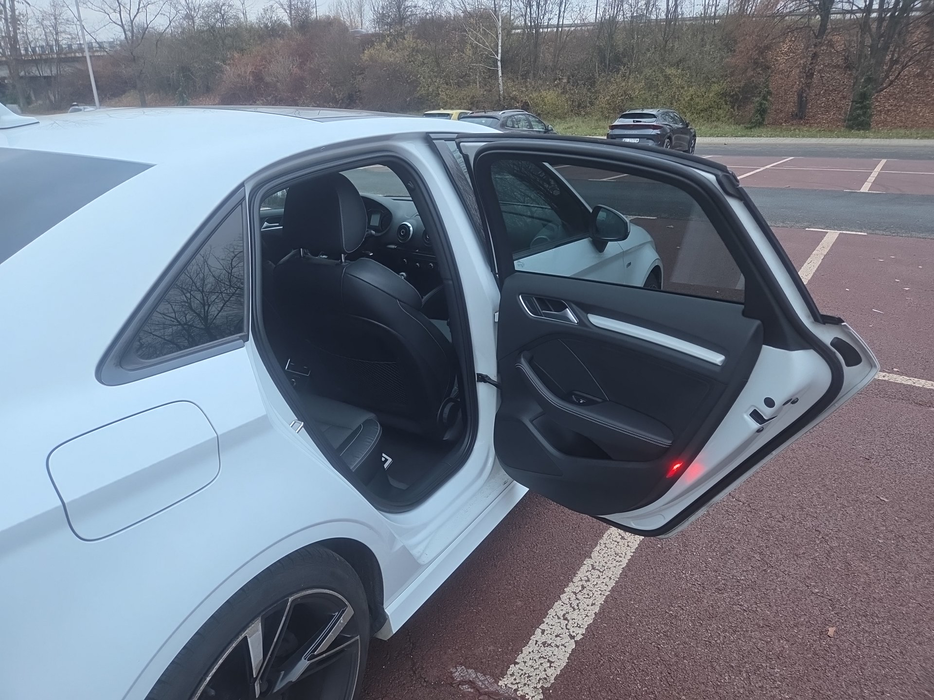 Zdjęcie wnętrza od pasażera, tył