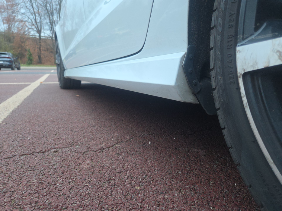 Zdjęcie progu tylnego lewego od dołu po przekątnej