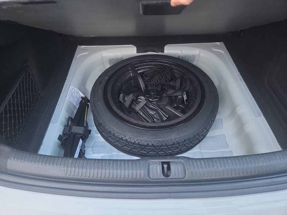 Zdjęcie przestrzeni pod wykładziną bagażnika
