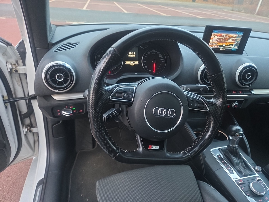 Zdjęcie kokpitu i kierownicy