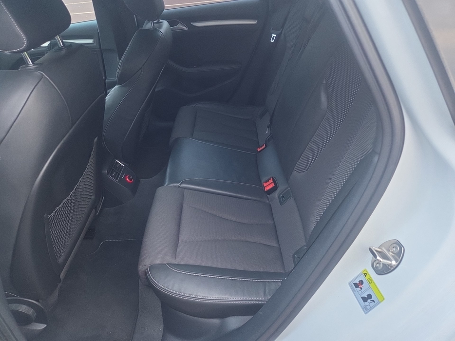 Zdjęcie kanapy tylnej z lewej strony