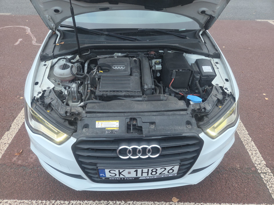 Zdjęcie wnętrza komory silnika