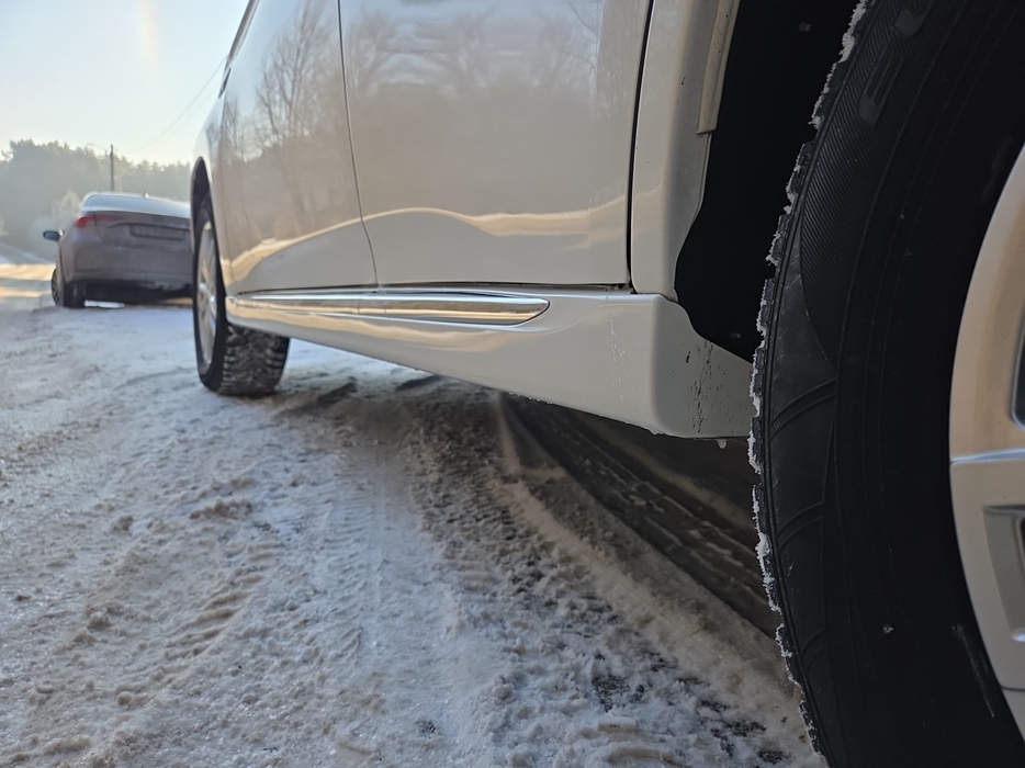 Zdjęcie progu tylnego lewego od dołu po przekątnej