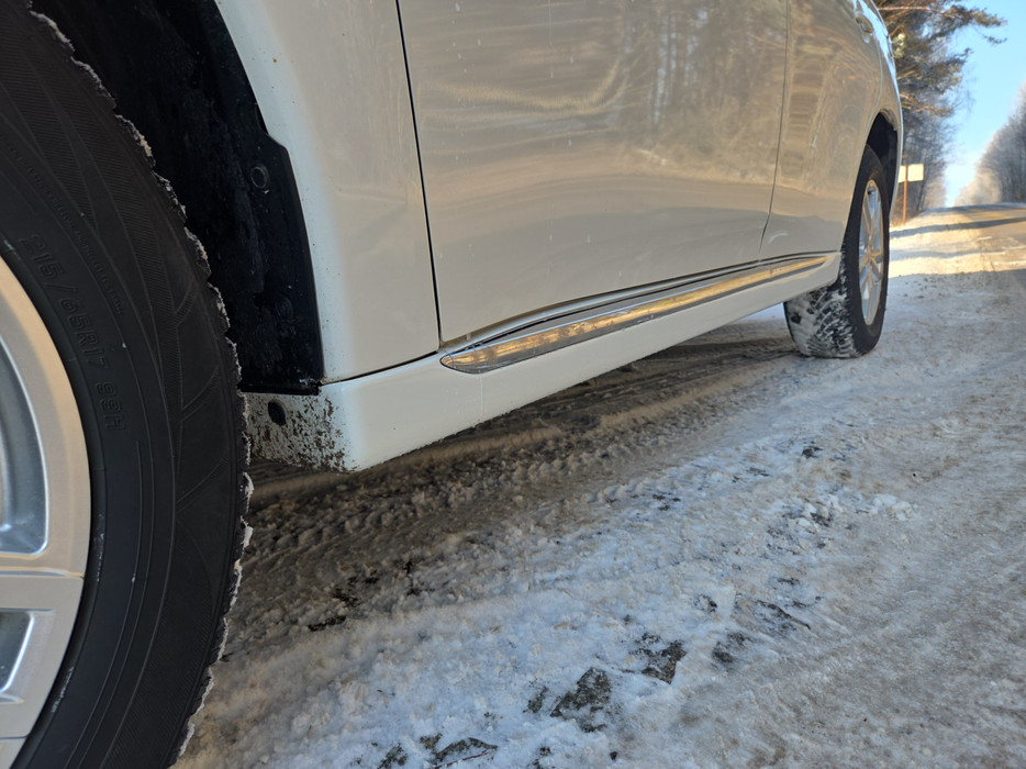 Zdjęcie progu przedniego lewego od dołu po przekątnej