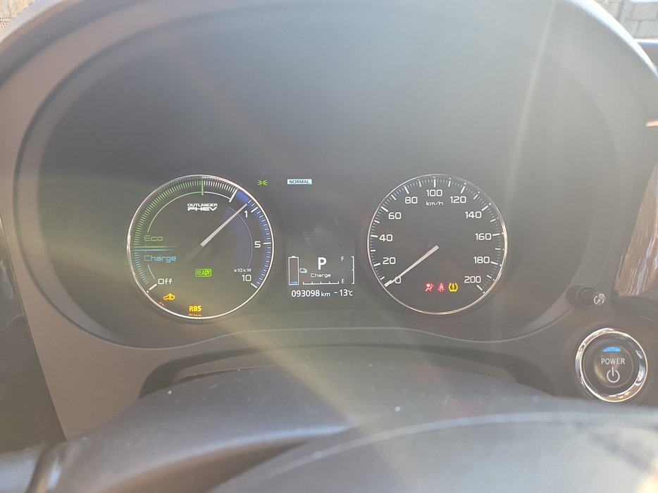 Zdjęcie zegarów i kontrolek po uruchomieniu silnika