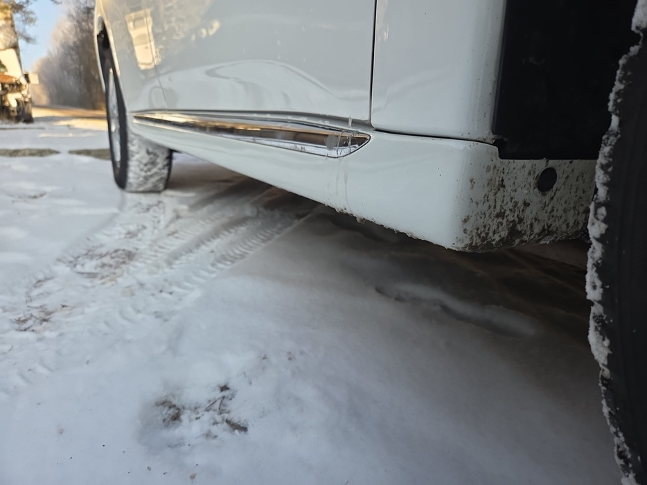 Zdjęcie progu przedniego prawego od dołu po przekątnej