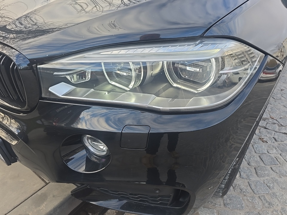 Zdjęcie oświetlenia przedniego i dolnego lewego