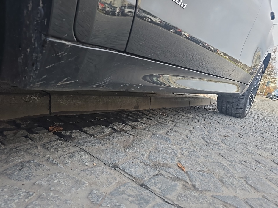 Zdjęcie progu przedniego lewego od dołu po przekątnej