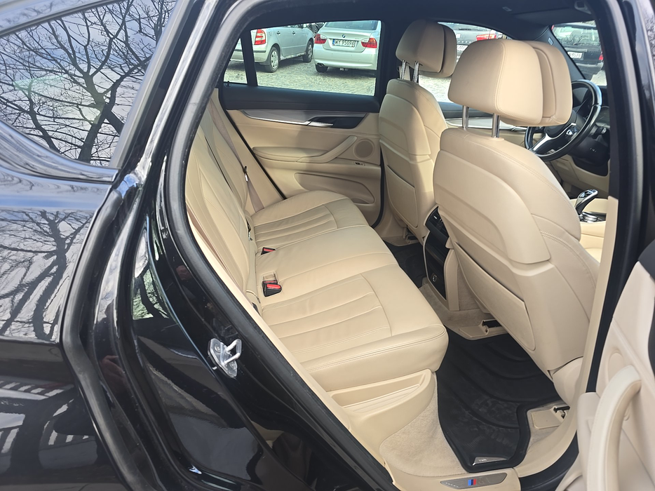 Zdjęcie wnętrza od pasażera, tył